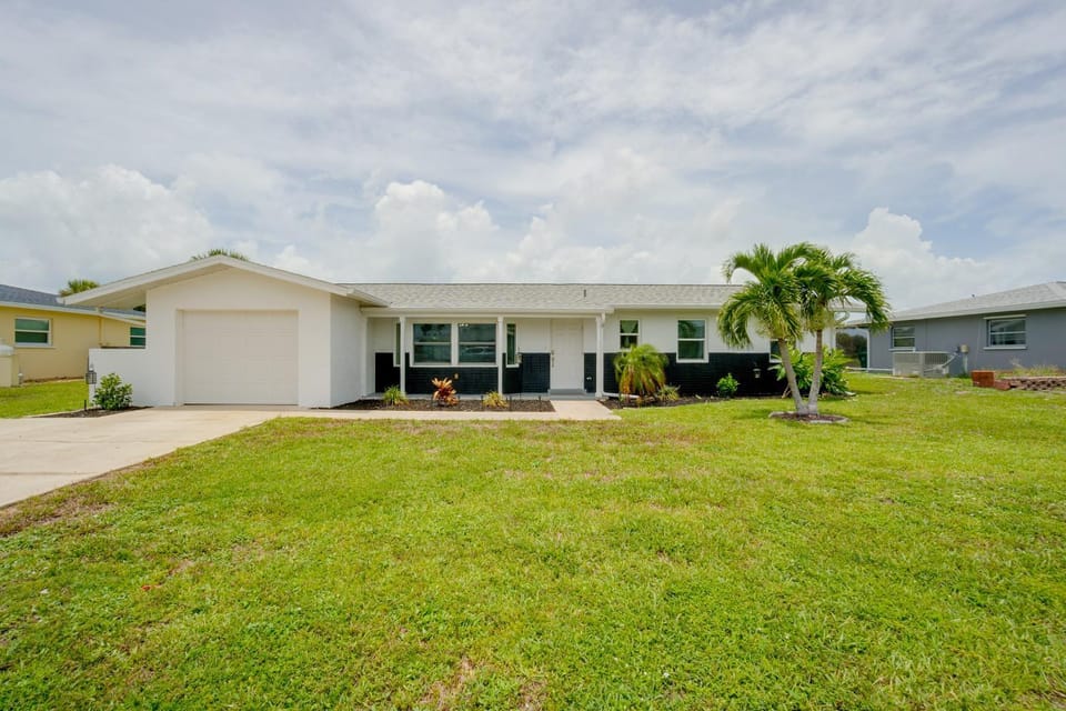 7 Mi to Beach! Canal-Front Retreat in Rotonda West House in Rotonda West