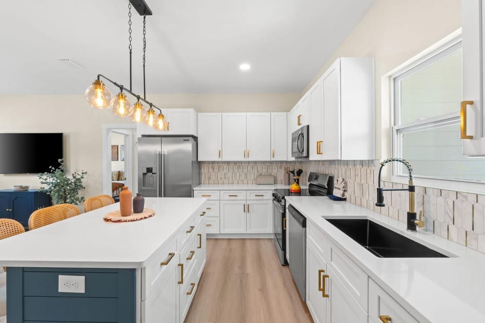 Kitchen or kitchenette, dishwasher, minibar, stove