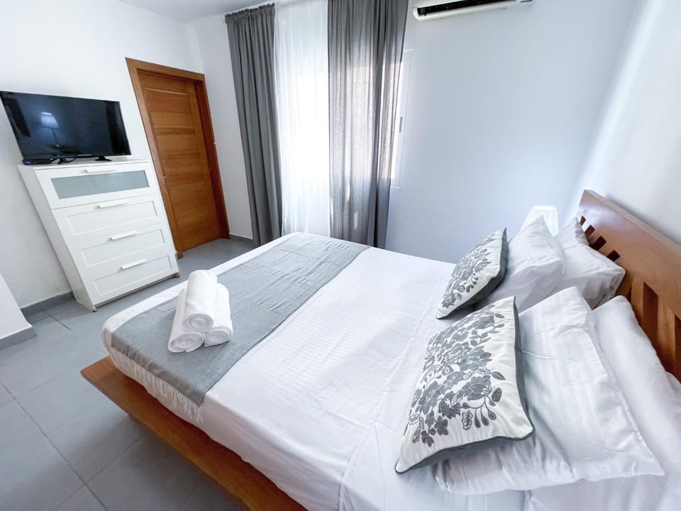 Bed, TV and multimedia, Photo of the whole room, Bedroom, towels, wardrobe