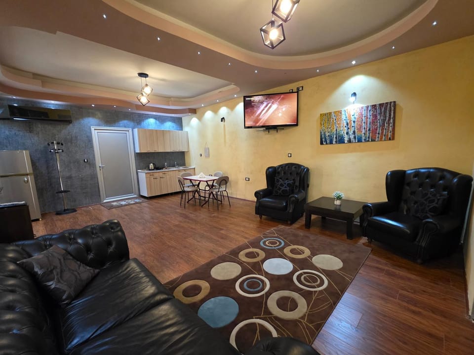 TV and multimedia, Kitchen or kitchenette, Living room, Seating area