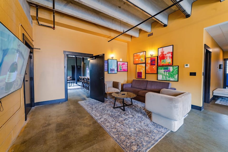 A12 Upper East Crown Daily Double Suite Hotel in Jefferson County