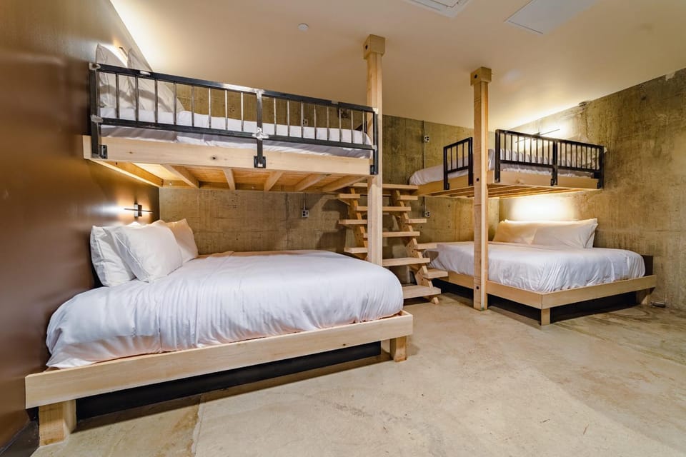 A12 Upper East Crown Daily Double Suite Hotel in Jefferson County
