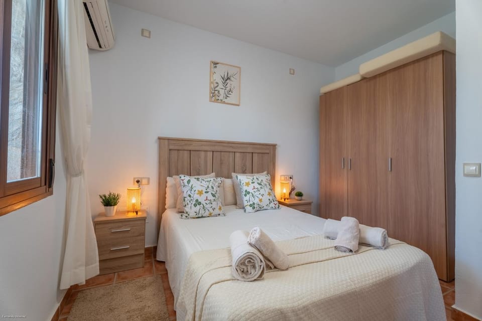 Bed, Bedroom, towels