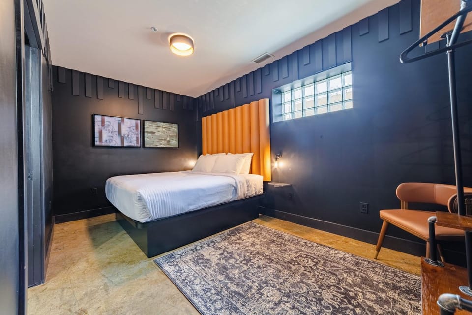 A12 The Crown Duo Suite Hotel in Jefferson County