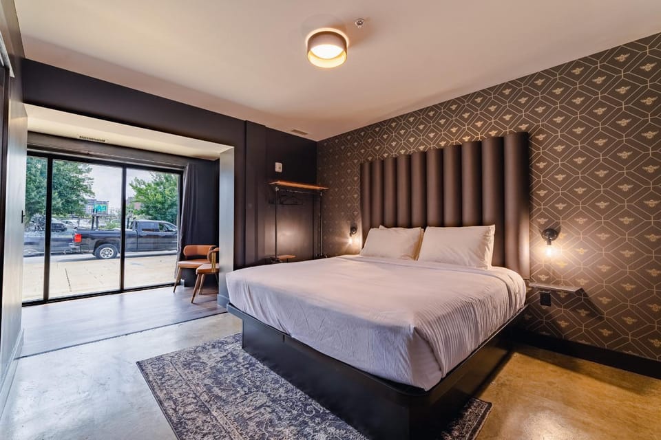 A12 The Crown Duo Suite Hotel in Jefferson County