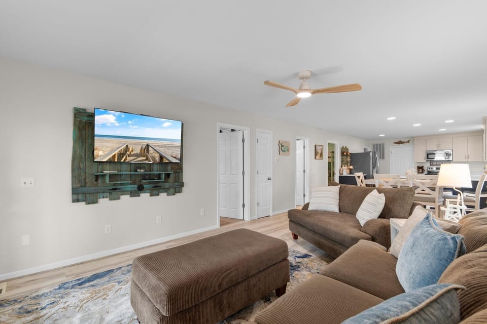 Day, TV and multimedia, Kitchen or kitchenette, Living room, Seating area, furniture