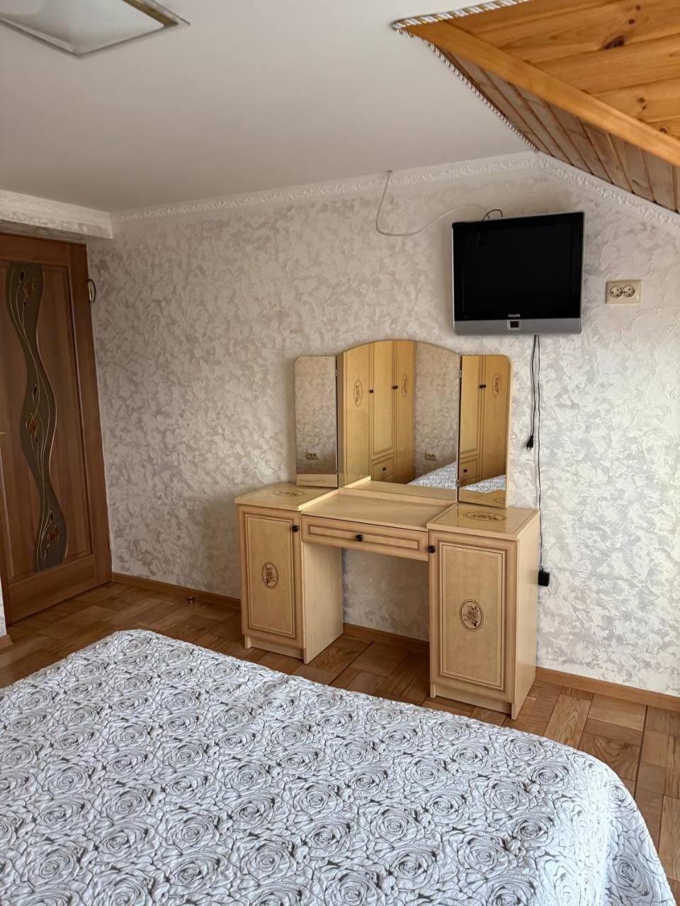 Bed, TV and multimedia, Bedroom, wardrobe