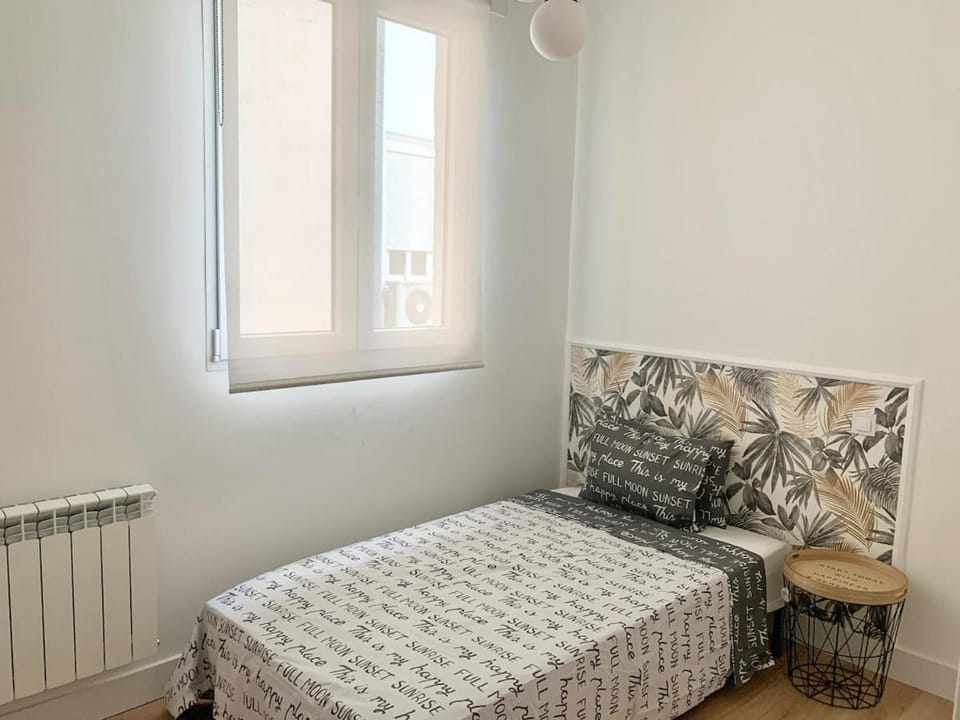Photo of the whole room, Bedroom