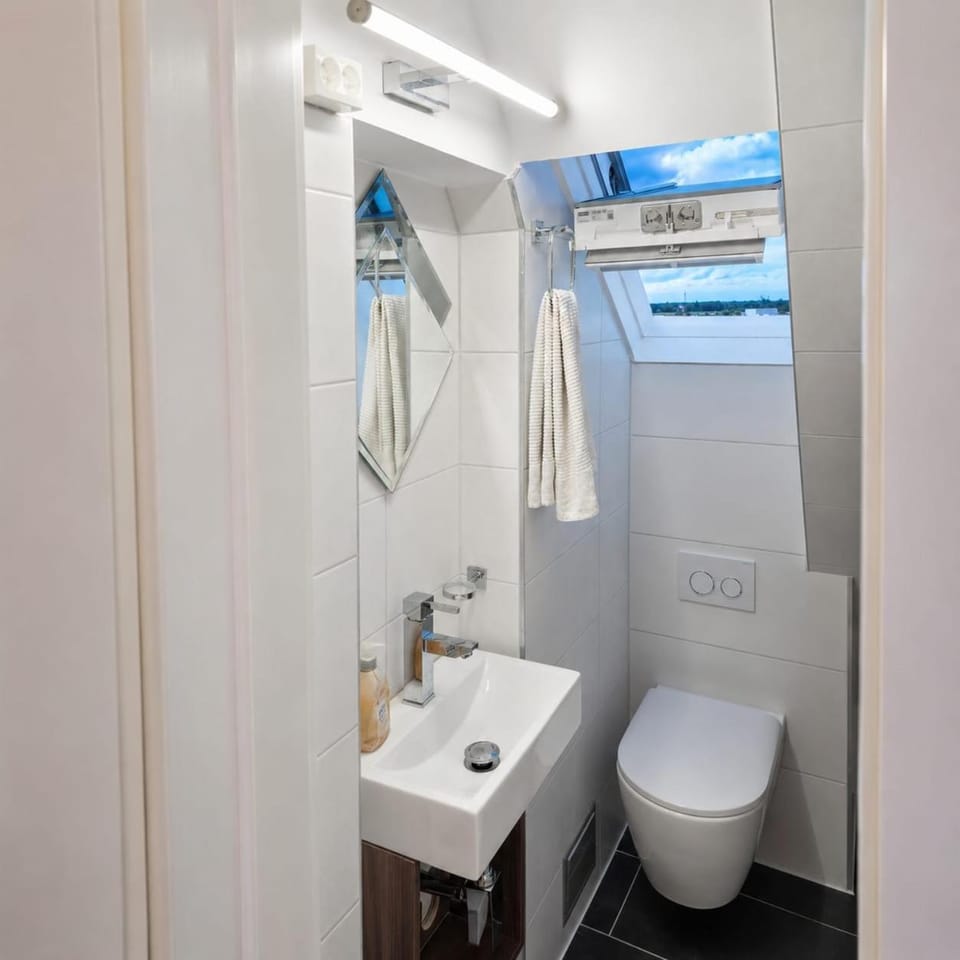 Shower, Toilet, Bathroom, towels