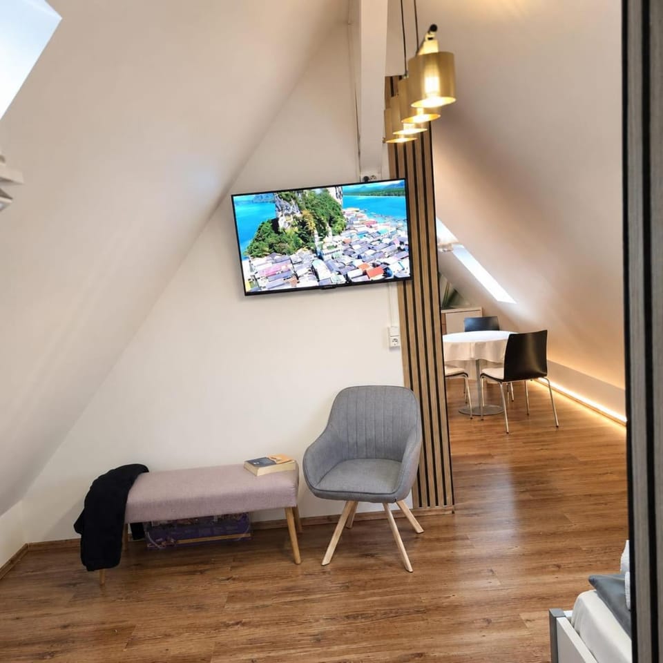 TV and multimedia, Living room, Seating area, Evening entertainment