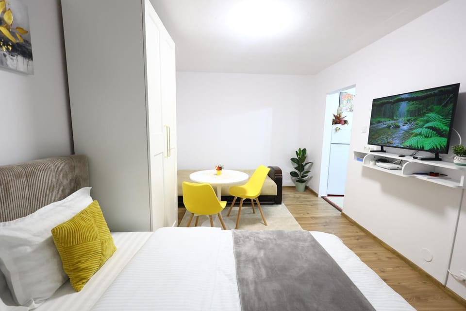 Communal lounge/ TV room, Bed, TV and multimedia, Living room, Photo of the whole room, Seating area, Evening entertainment, Bedroom