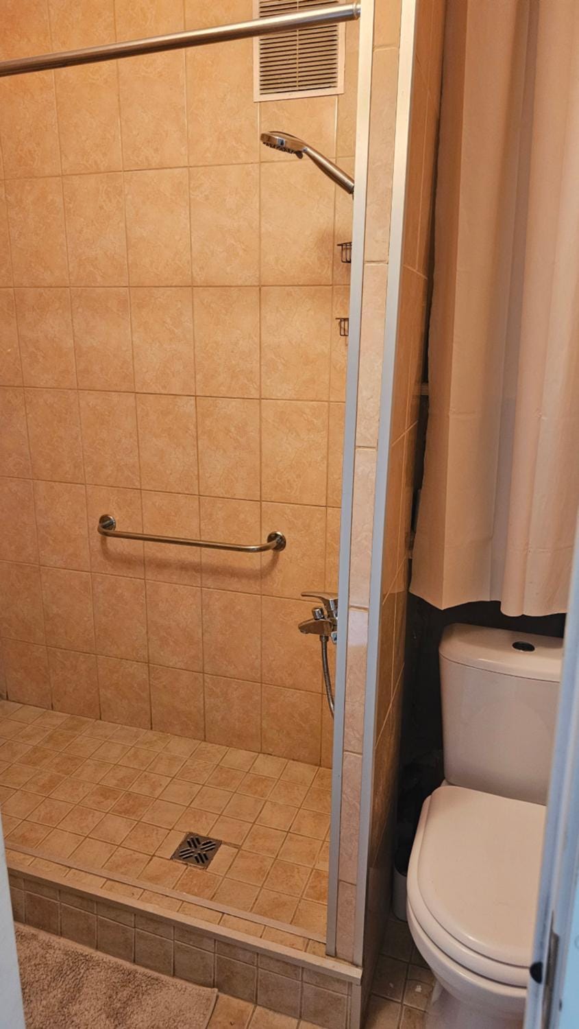 Shower, Toilet