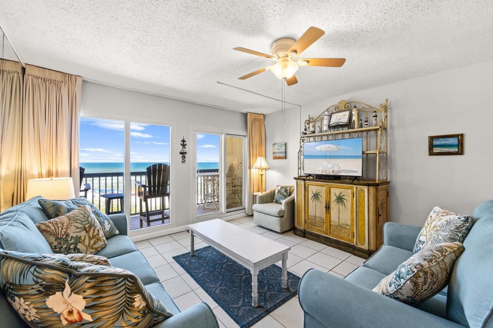 Natural landscape, TV and multimedia, Balcony/Terrace, Living room, Seating area, Beach, Sea view
