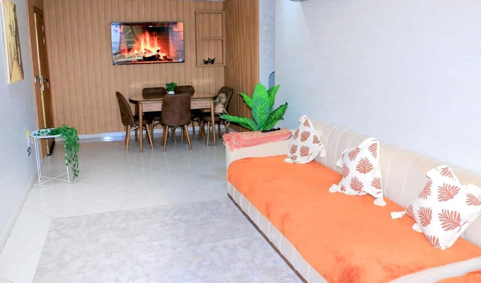 Communal lounge/ TV room, TV and multimedia, Living room, Seating area, Dining area, Meals