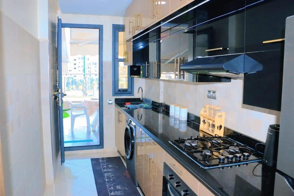 Coffee/tea facilities, Kitchen or kitchenette, stove, kitchen
