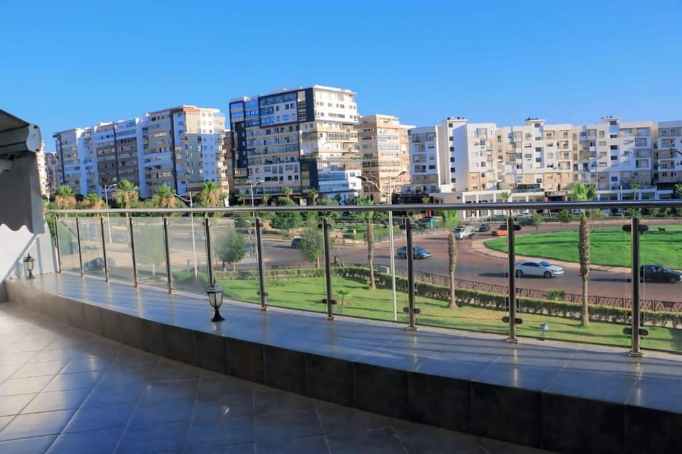 Patio, Day, Neighbourhood, Natural landscape, Garden, Balcony/Terrace, City view, Street view