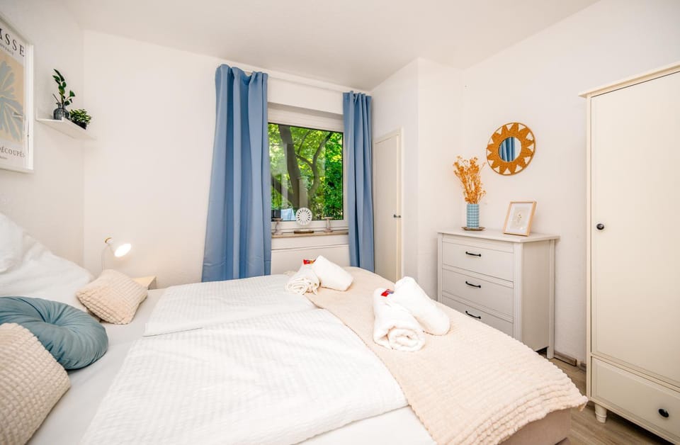 Bed, Bedroom, towels, wardrobe