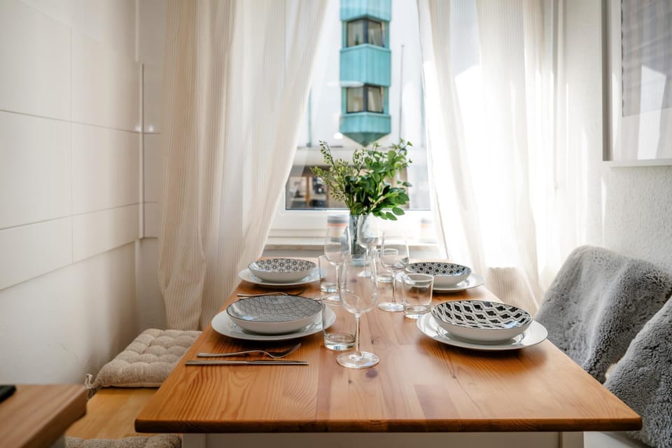 Food and drinks, Seating area, Dining area, Food