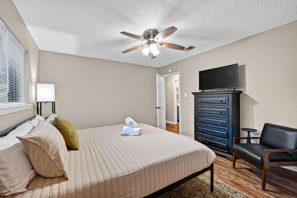Cozy 4BR Family Home near Sylvan Beach & Wave Pool House in La Porte