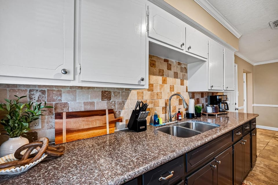 Cozy 4BR Family Home near Sylvan Beach & Wave Pool House in La Porte