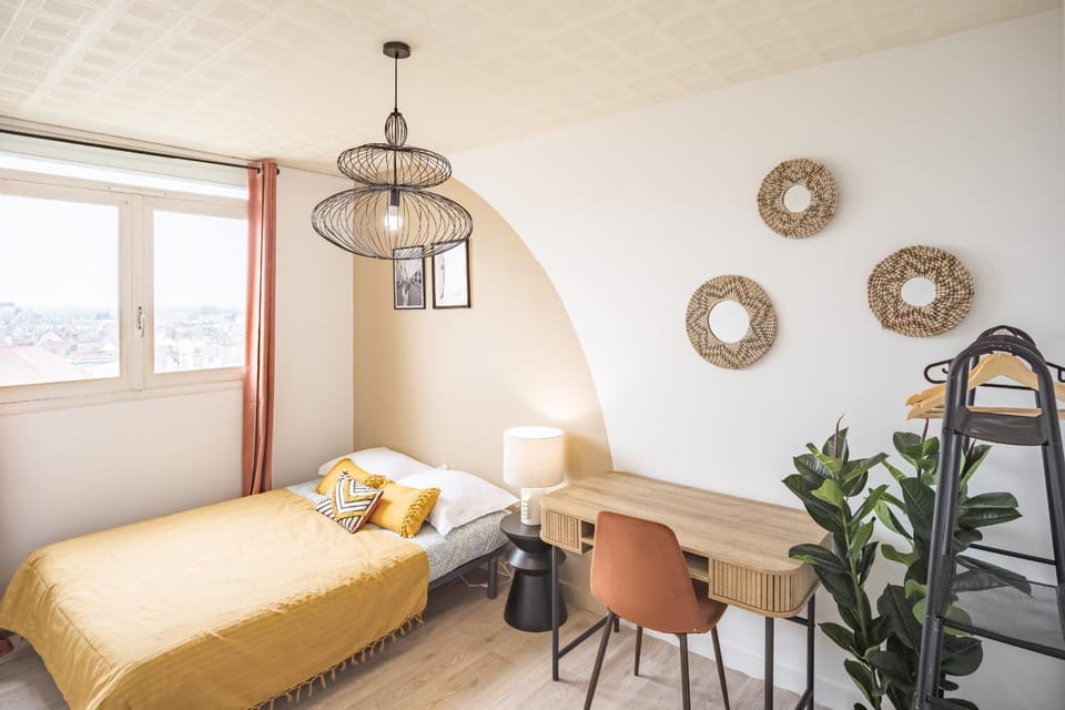 Bed, Seating area, Bedroom