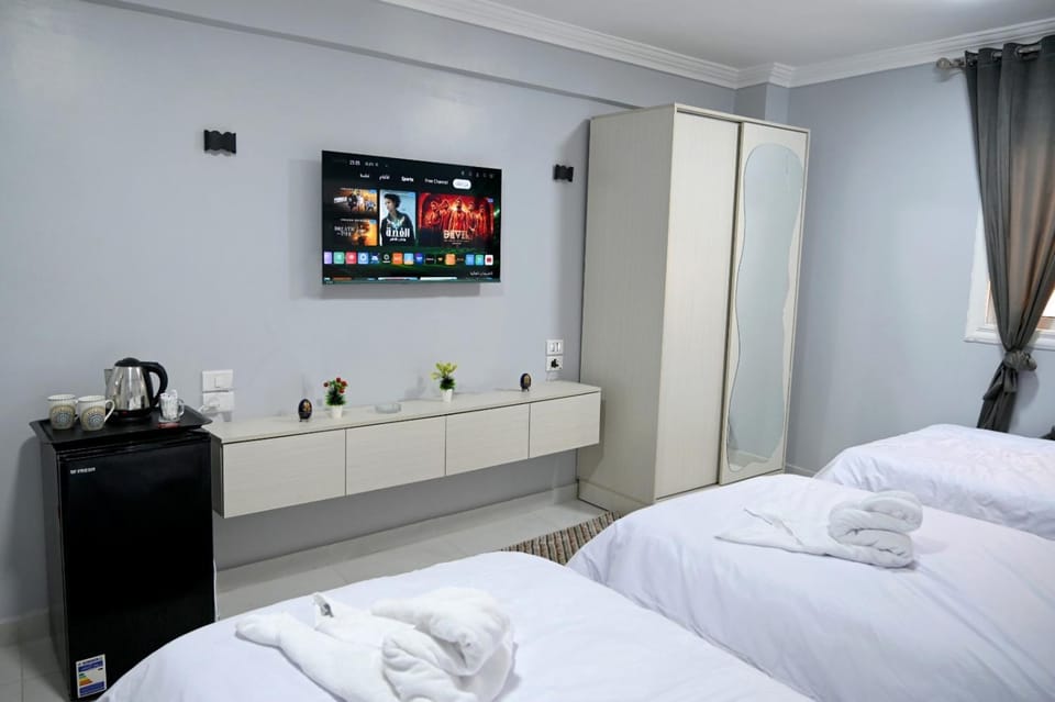 Bed, TV and multimedia, Photo of the whole room, Bedroom, towels