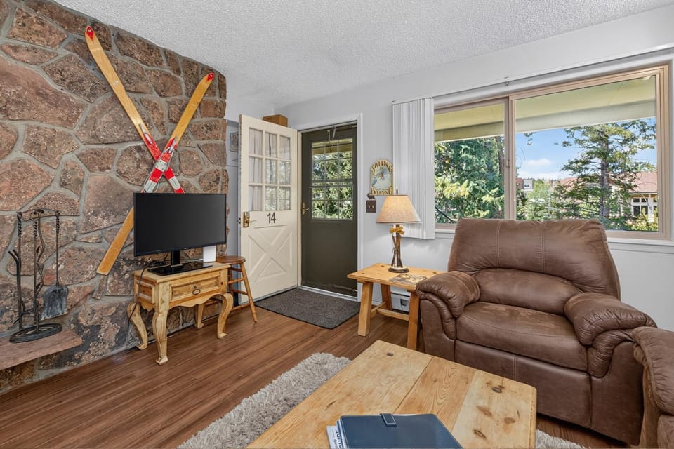Day, TV and multimedia, Living room, fireplace, furniture