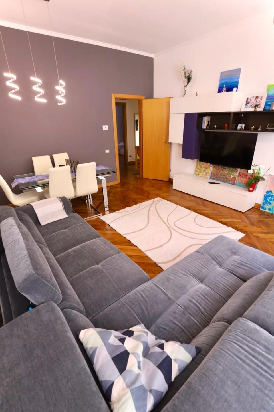 Bed, TV and multimedia, Living room, Photo of the whole room, Seating area