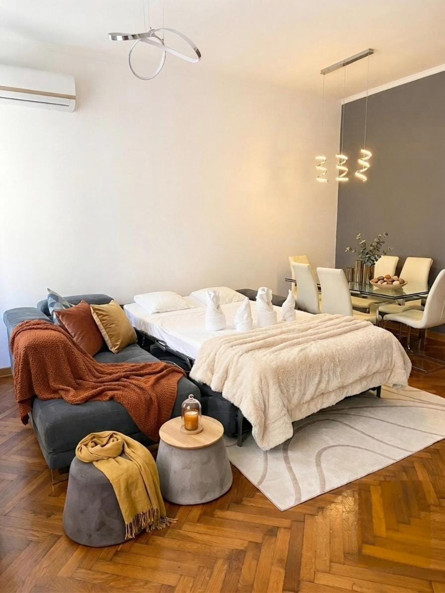 Living room, Photo of the whole room, Seating area, Bedroom, towels, air conditioner