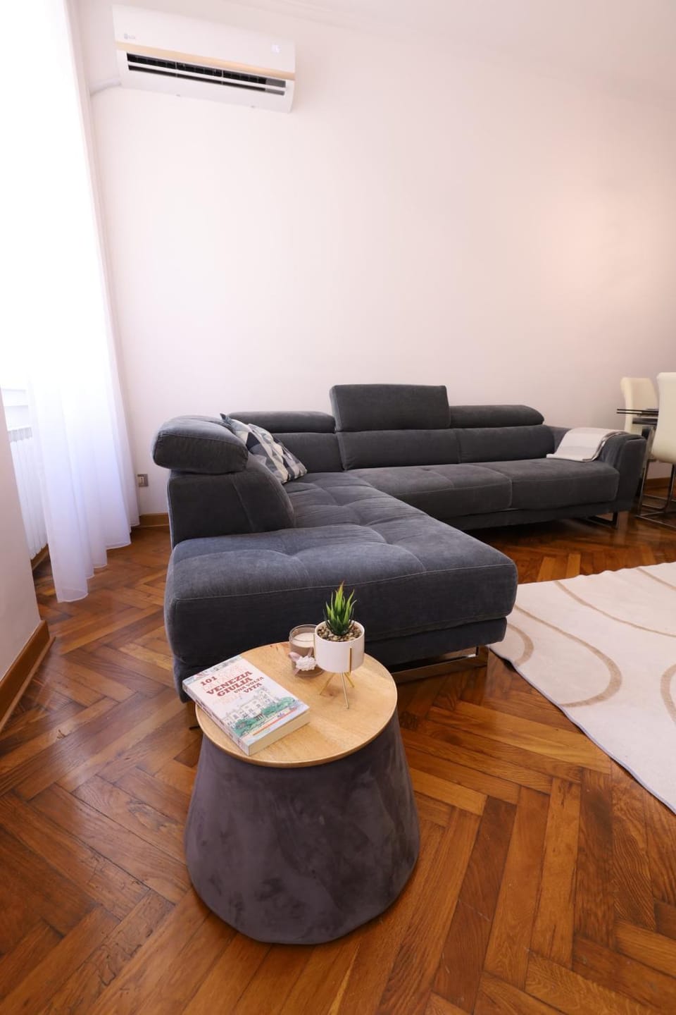 Living room, Seating area, air conditioner