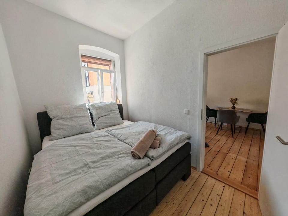 Bed, Photo of the whole room, Seating area, Bedroom