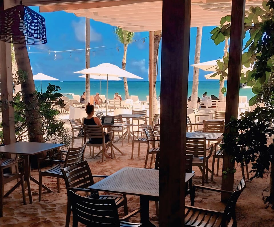 Patio, Restaurant/places to eat, Restaurant/places to eat, Day, group of guests