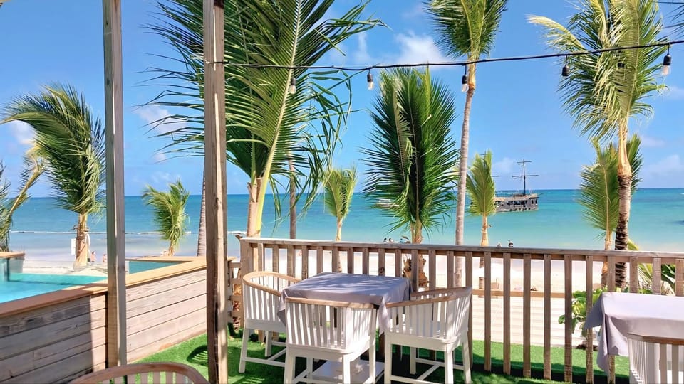 Patio, Restaurant/places to eat, Restaurant/places to eat, Day, Natural landscape, Beach, Swimming pool