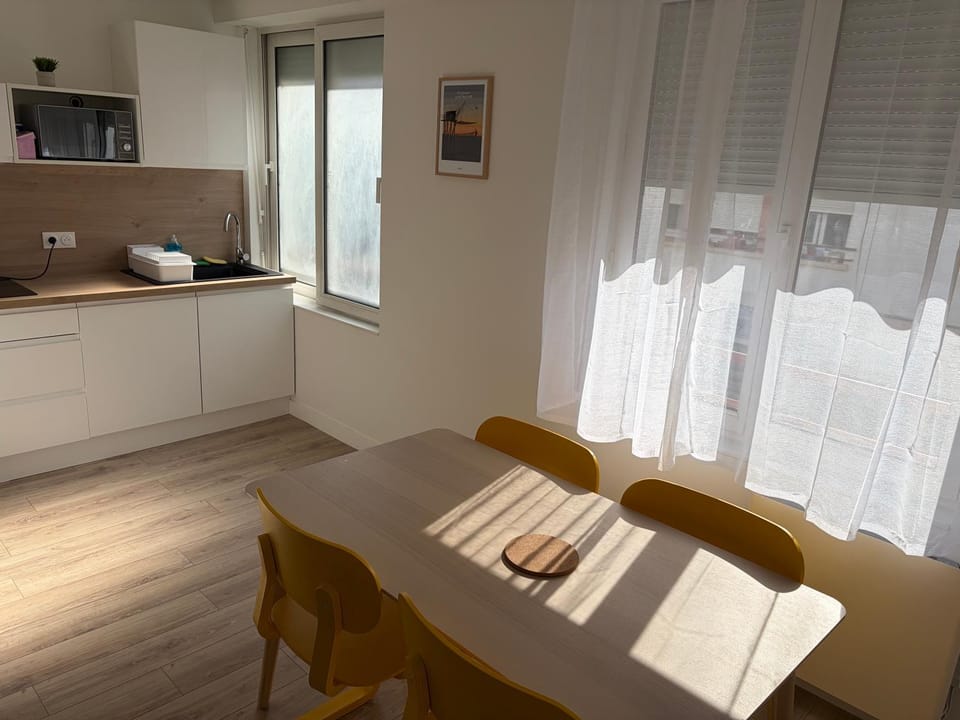 Kitchen or kitchenette, Dining area, stove