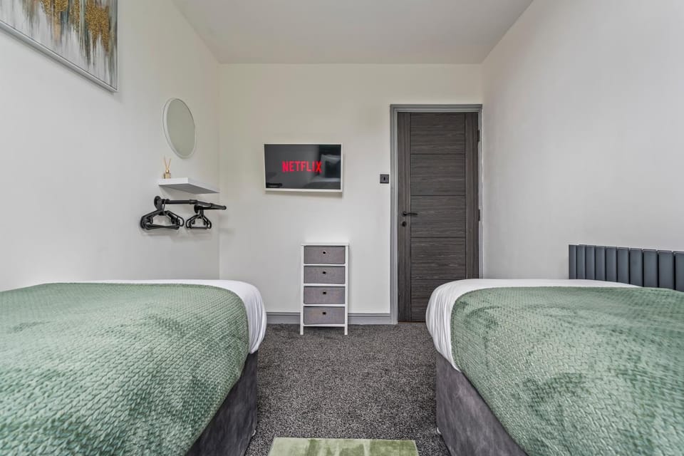 Spacious Home for 5 people, free parking & WiFi Apartment in Leeds