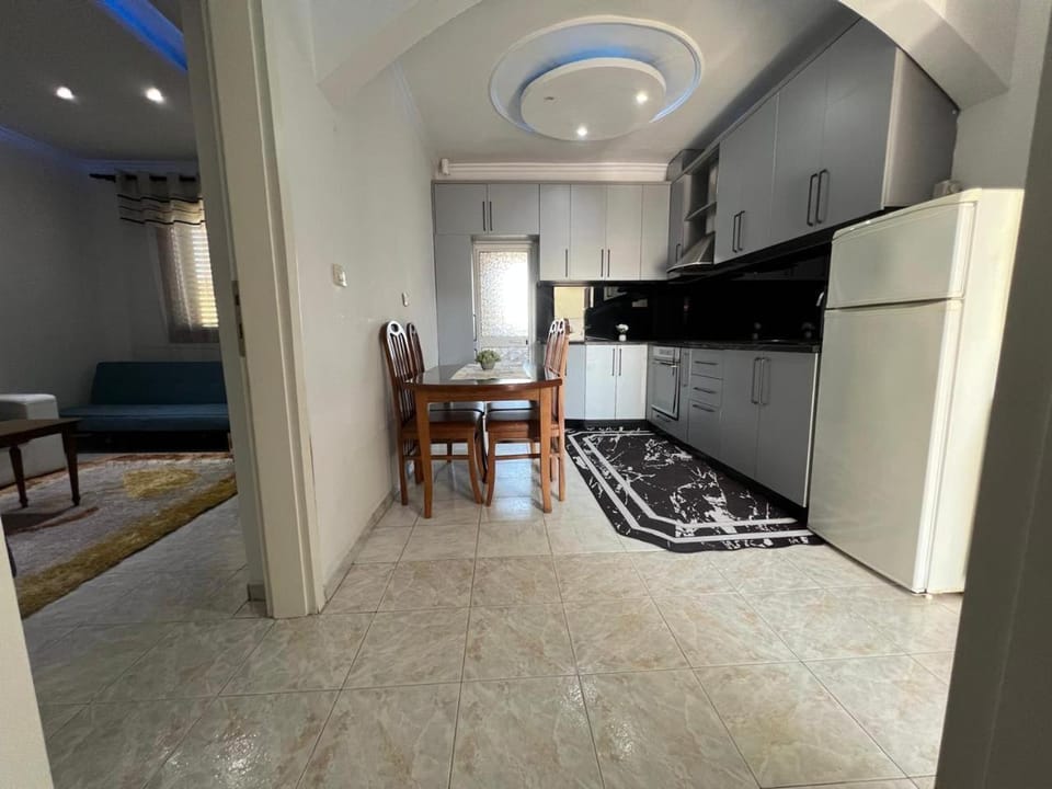 Kitchen or kitchenette, Dining area, minibar, oven, stove