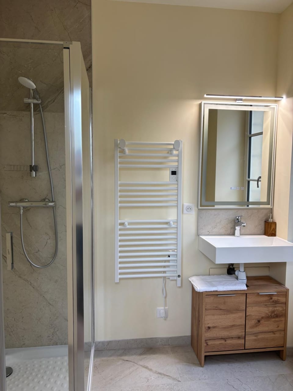 Chambre climatisée au cœur historique de Rieupeyroux Apartment in Occitanie