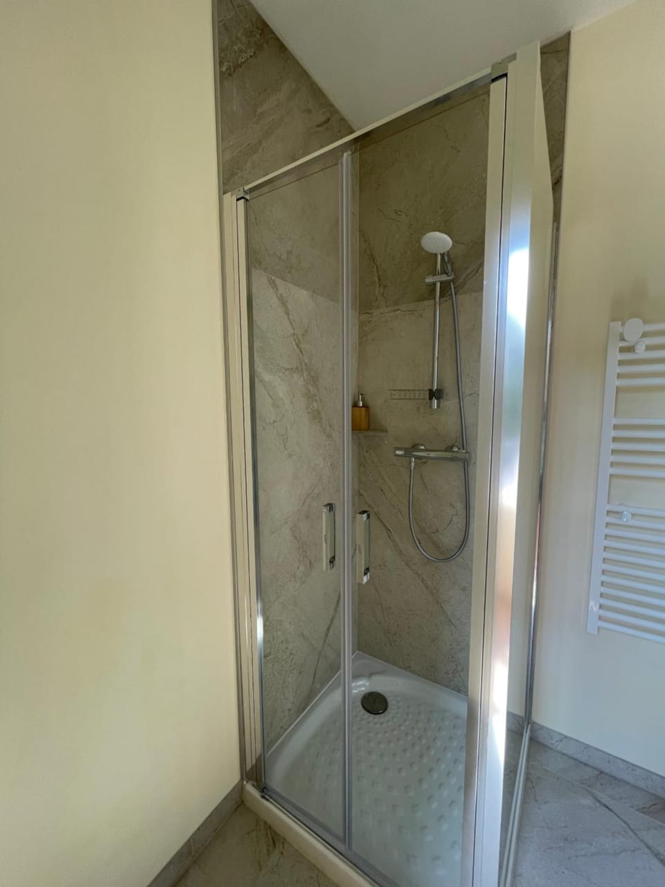 Chambre climatisée au cœur historique de Rieupeyroux Apartment in Occitanie