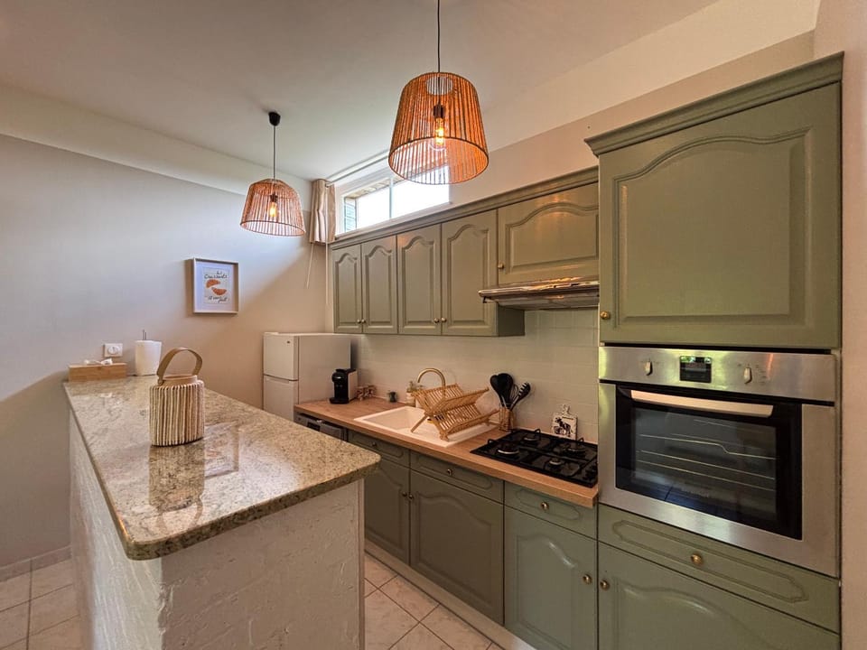 Coffee/tea facilities, Kitchen or kitchenette, dishwasher, oven, stove, toaster