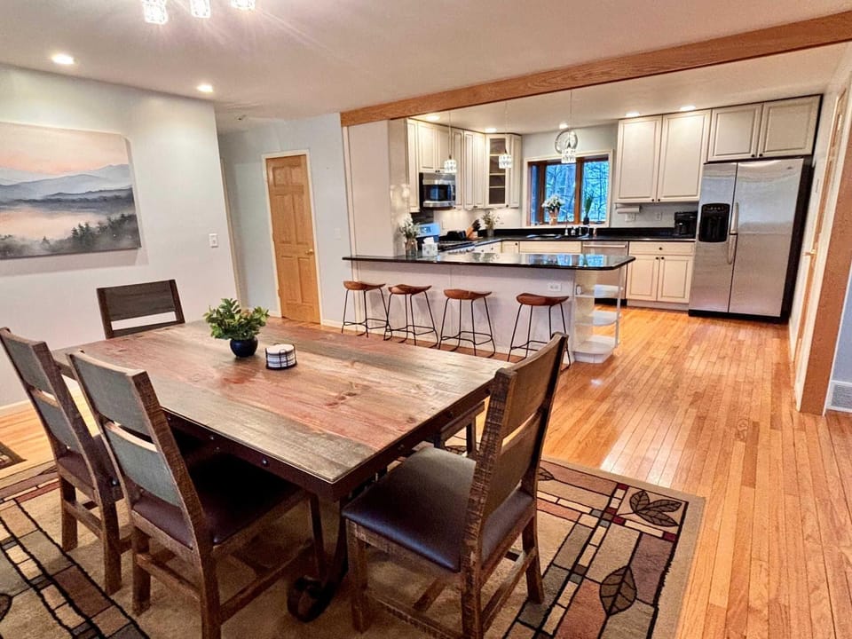 Spacious Retreat w Lake access Jacuzzi tub House in Prudenville