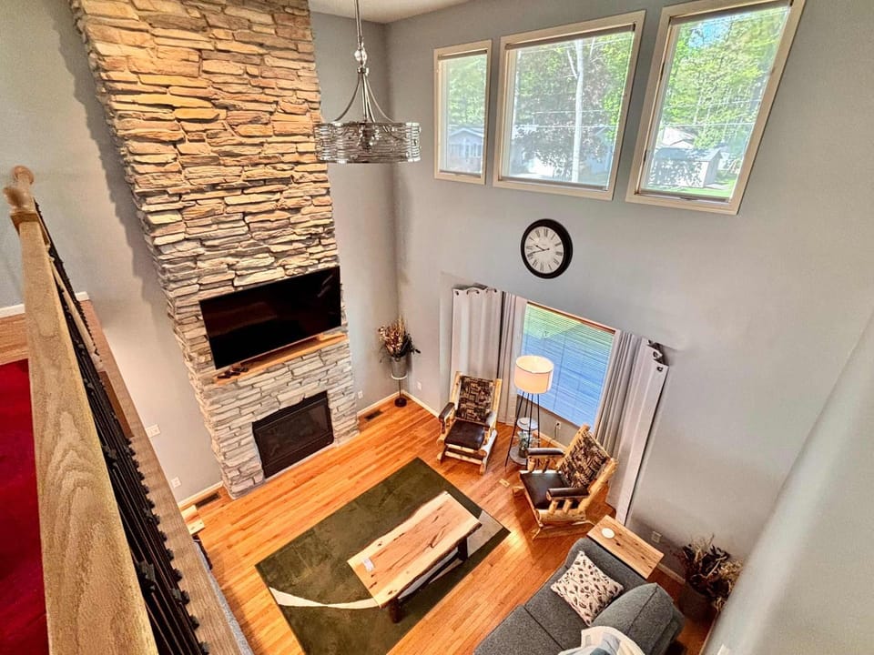 Spacious Retreat w Lake access Jacuzzi tub House in Prudenville