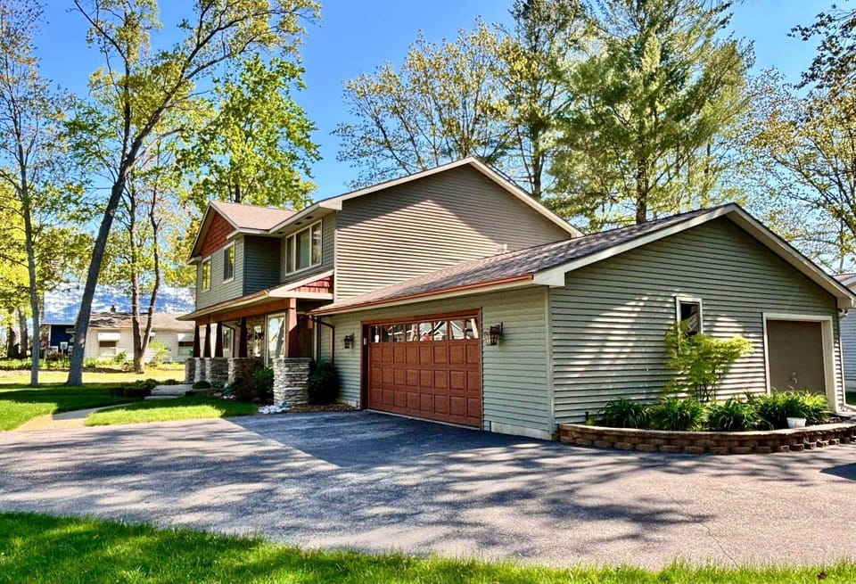Spacious Retreat w Lake access Jacuzzi tub House in Prudenville