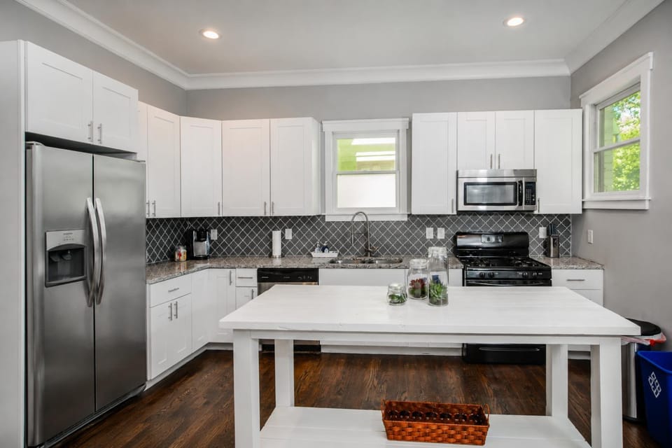 Coffee/tea facilities, Kitchen or kitchenette, dishwasher, microwave, oven, kitchen