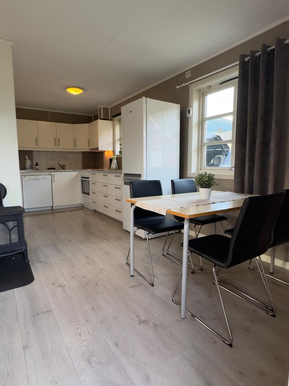 Kitchen or kitchenette, Dining area