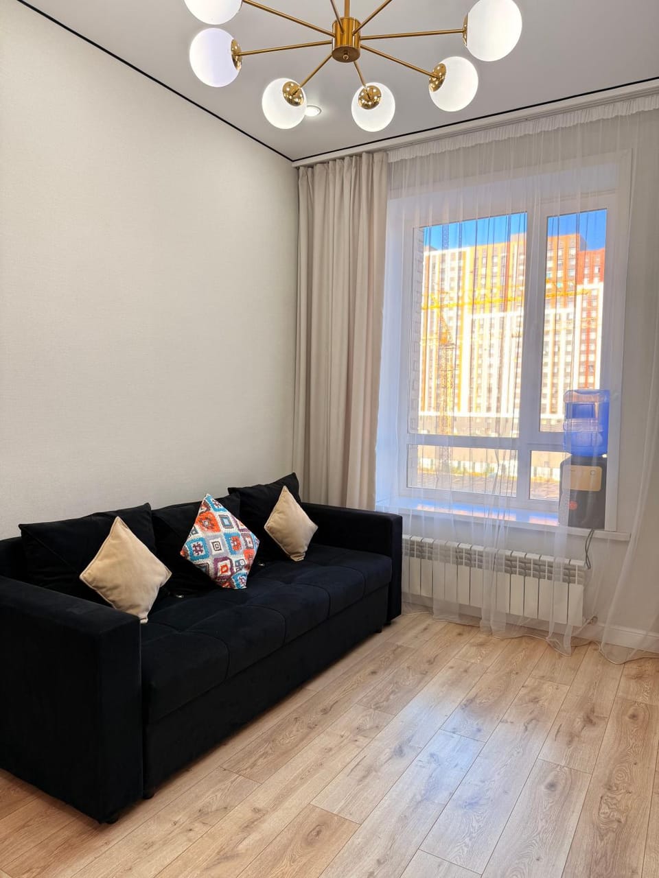 Property building, Facade/entrance, Bed, Living room, Photo of the whole room, Seating area, Bedroom, Location, flat iron, hair dryier