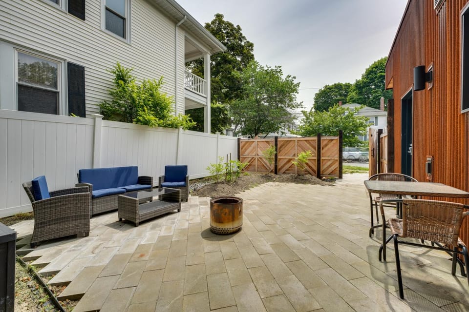 Shop, Dine, Walk to Deering Oaks! Family Getaway House in Portland