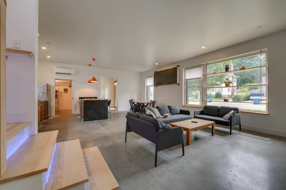 Shop, Dine, Walk to Deering Oaks! Family Getaway House in Portland