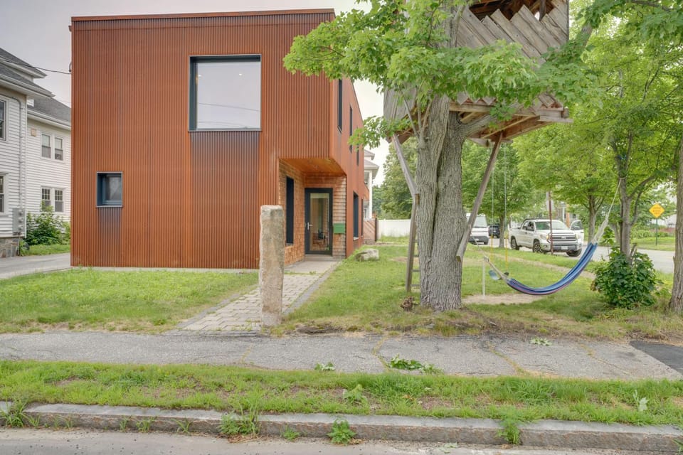 Shop, Dine, Walk to Deering Oaks! Family Getaway House in Portland