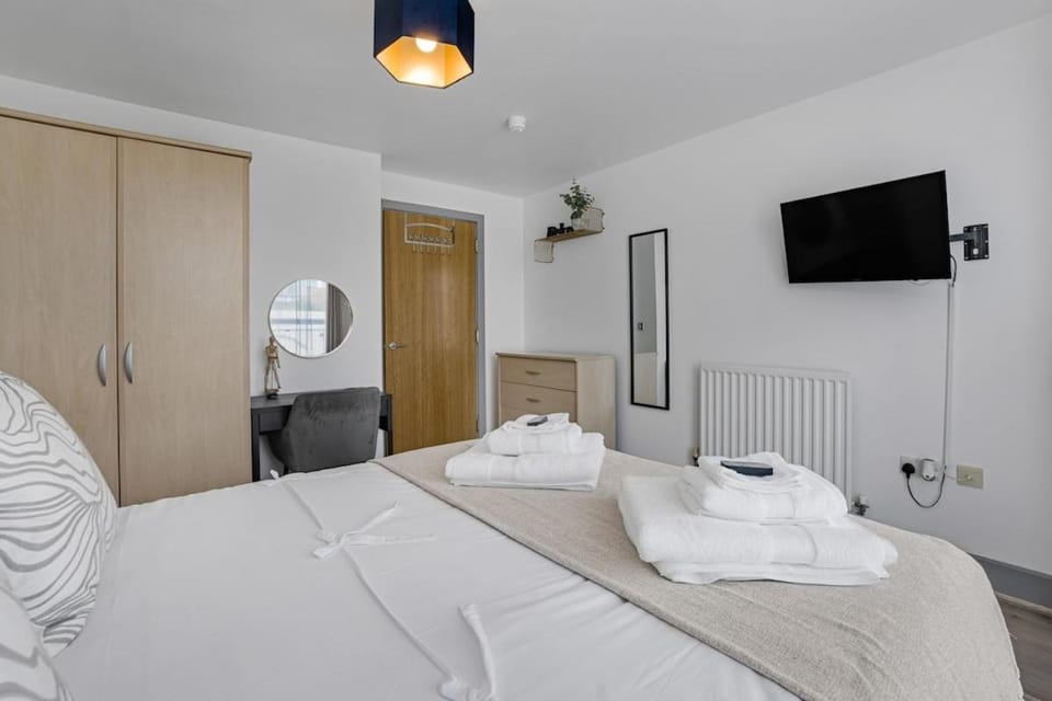 Bed, Bedroom, towels, wardrobe