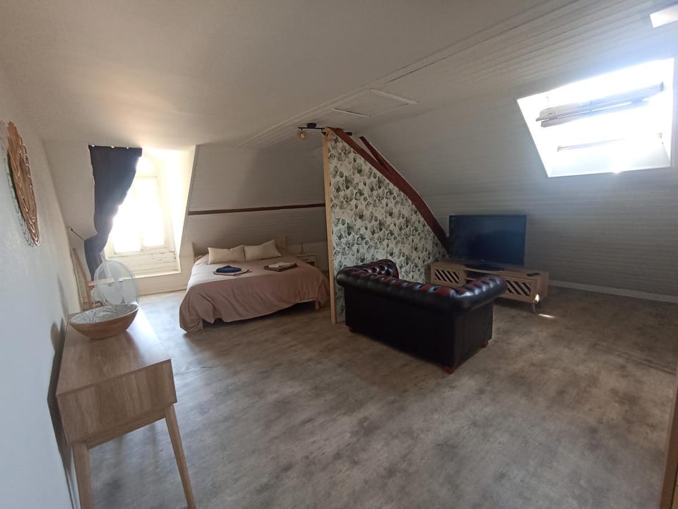 Photo of the whole room, Seating area